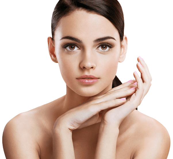 Close-up do rosto de uma mulher jovem com mãos sob o queixo e unhas cor-de-rosa, fundo branco.